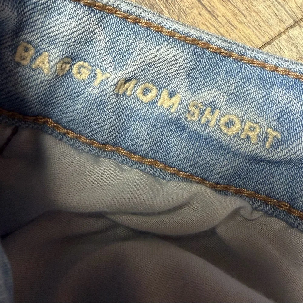 American Eagle Baggy Mom Shorts Womens 4 Blue High Rise Light Wash Denim Cutoff
